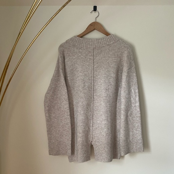Flat White V-Neck Oversized Oatmeal Sweater size Medium - Picture 4 of 5
